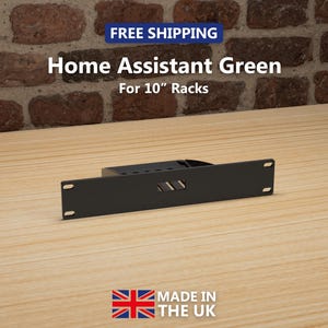 Op de afbeelding: Een zwarte rackmount voor 10-inch racks. Het product heeft de tekst "Home Assistant Green" en "For 10" Racks". De afbeelding bevat ook de tekst "Made in the UK".