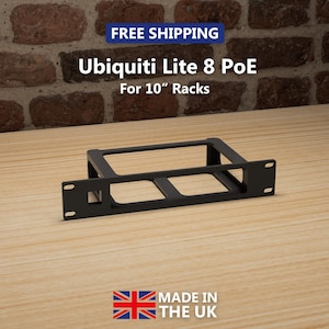Può includere: Supporto per rack nero Ubiquiti Lite 8 PoE per rack da 10 pollici. L'immagine mostra un supporto per rack in metallo nero con il testo "Ubiquiti Lite 8 PoE For 10" Racks". Il prodotto è fabbricato nel Regno Unito.