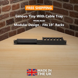 Puede incluir: Un Lenovo Tiny negro con bandeja de cables, modelo M920Q, diseñado para adaptarse a bastidores de 48,26 cm. El diseño modular es visible en la imagen. El texto "FREE SHIPPING" está en un cuadro naranja. Fabricado en el Reino Unido.