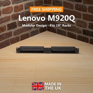 Peut inclure: Un support de rack noir Lenovo M920Q de conception modulaire, adapté aux racks de 19 pouces. L'image comprend le texte "FREE SHIPPING" et "MADE IN THE UK". Le support de rack est affiché sur une surface en bois avec un fond de mur de briques.