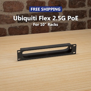 Op de afbeelding: Een zwarte Ubiquiti Flex 2.5G PoE rackmount voor 10-inch racks. De rackmount is rechthoekig met een grote opening in het midden en diverse montagegaten. De tekst "Ubiquiti Flex 2.5G PoE For 10" Racks" is zichtbaar.