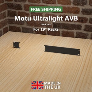 Pode incluir: Suportes de rack pretos para a interface de áudio Motu Ultralight AVB, projetados para racks de 19 polegadas. A imagem inclui o texto "Motu Ultralight AVB" e "For 19" Racks". Fabricado no Reino Unido.