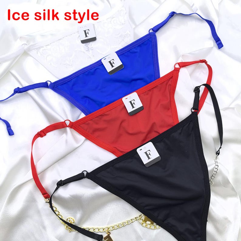 Pode incluir: Tr&ecirc;s pares de roupa interior em preto, vermelho e azul. Cada par tem uma tira fina e uma pequena etiqueta com a letra "F" nela.