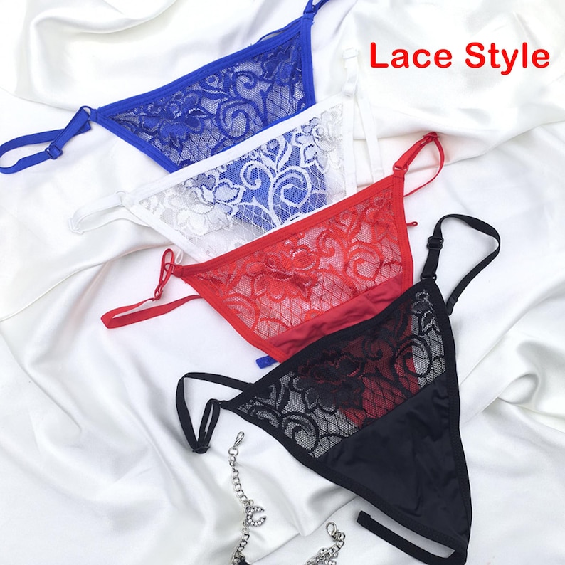 Pode incluir: Quatro pares de roupa interior de renda em diferentes cores: azul, branco, vermelho e preto. A roupa interior est&aacute; colocada sobre uma superf&iacute;cie branca. O texto "Lace Style" &eacute; vis&iacute;vel no canto superior direito da imagem.