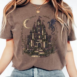 Maglietta con castello magico e drago, stile fantasy, Comfort Colors®, stile grunge, regalo perfetto per gli amanti dei libri, magliette gotiche.