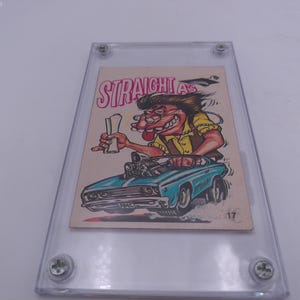 Puede incluir: Una ilustración de dibujos animados de una persona conduciendo un coche azul con las palabras "Straightaways" en letras rosas. El coche tiene un motor grande y la persona sostiene un trozo de papel.