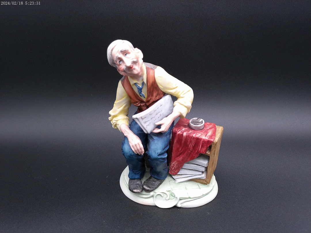 Bruno Capodimonte Figurine Porcelain Old Man Newspapers No.1044 3D