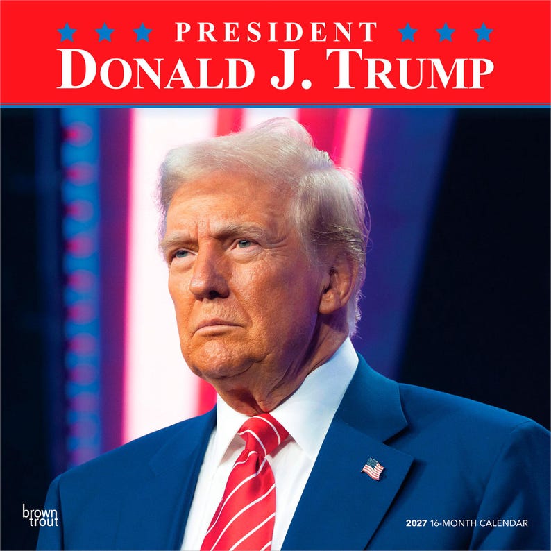 Puede incluir: Un calendario de 16 meses de 2027 con un retrato de Donald J. Trump. El calendario tiene un borde rojo con la palabra "PRESIDENT" y el nombre "DONALD J. TRUMP" en blanco. La imagen muestra a Trump con un traje azul y corbata roja.