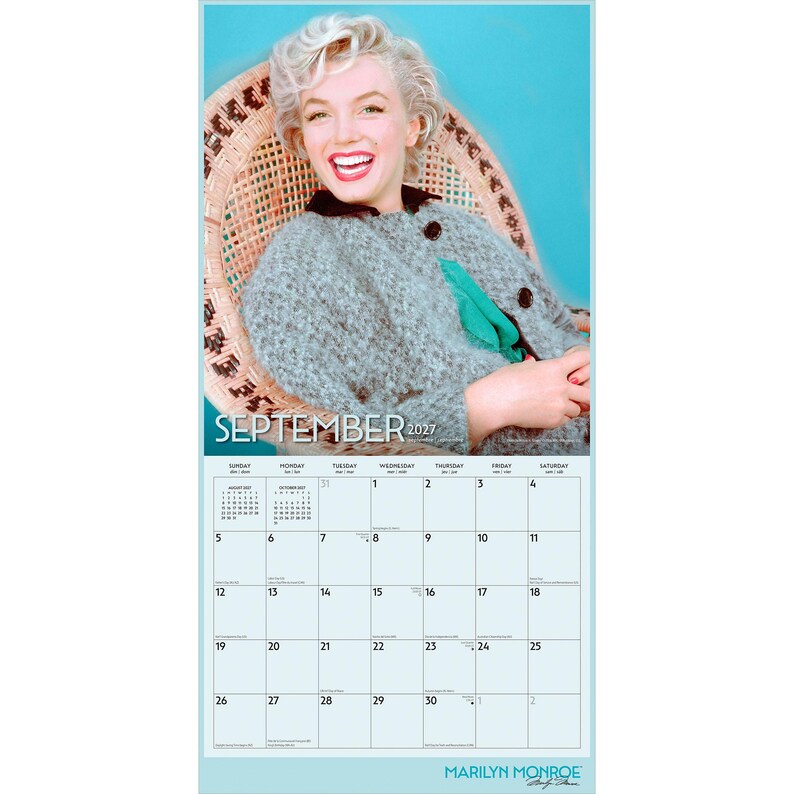 K&ouml;nnte beinhalten: Ein Wandkalender f&uuml;r September 2027 mit einem Foto von Marilyn Monroe mit blondem Haar, die eine graue, strukturierte Jacke mit gr&uuml;nem Akzent tr&auml;gt und auf einem geflochtenen Stuhl vor blauem Hintergrund sitzt. Das Kalenderraster zeigt die Daten.
