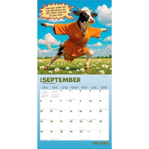 Pode incluir: Um calend&aacute;rio de parede para setembro de 2027 com uma vaca preta e branca vestindo um manto laranja num campo de margaridas. Um bal&atilde;o de fala diz: HOW CAN I SHOW YOU COW ZEN UNLESS YOU FIRST EMPTY YOUR CUP OF GOAT MILK? Grade do calend&aacute;rio.