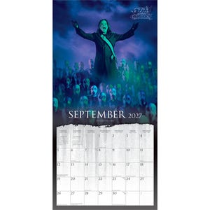 K&ouml;nnte beinhalten: Eine Wandkalenderseite f&uuml;r September 2027 mit einem dunklen, bl&auml;ulichen Bild von Ozzy Osbourne, der seine Arme &uuml;ber einer Menge mit Gasmasken ausstreckt. Das Ozzy Osbourne-Logo befindet sich oben rechts und das Gitter zeigt die Daten des Monats.