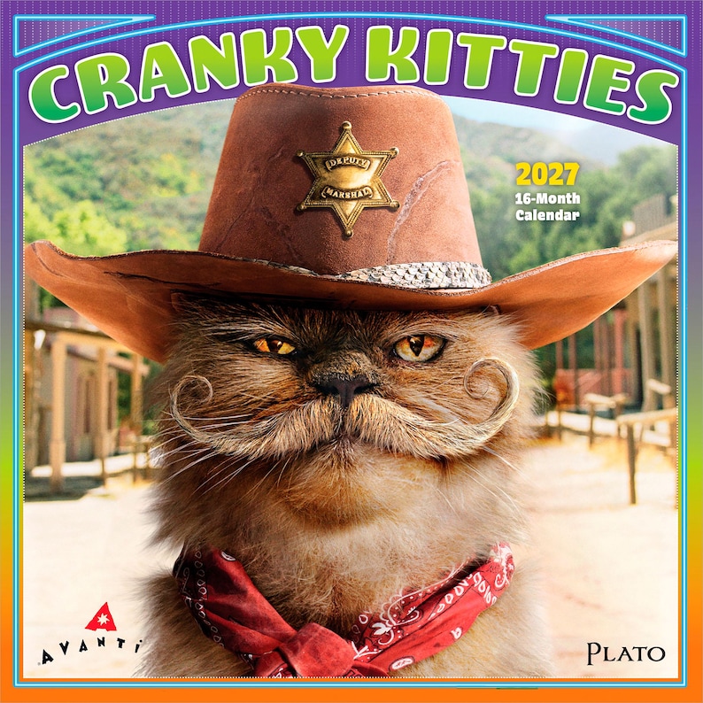 Pu&ograve; includere: Un calendario di 16 mesi per il 2027 intitolato Cranky Kitties che mostra un gatto con un cappello da cowboy marrone, una stella da sceriffo Deputy Marshal e una bandana rossa. Il gatto ha lunghi baffi arricciati su uno sfondo di citt&agrave; western.