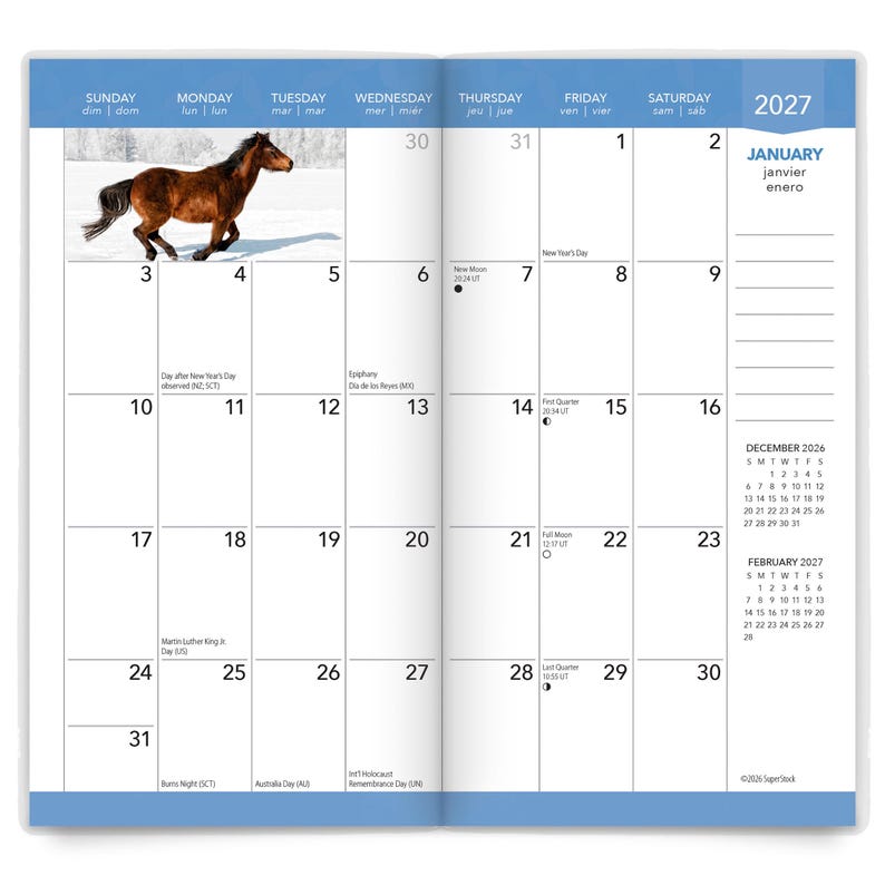 Pode incluir: Uma p&aacute;gina de calend&aacute;rio de janeiro de 2027 com um cavalo castanho a correr na neve. O layout inclui uma grelha mensal, datas de 1 a 31 e pequenos calend&aacute;rios de refer&ecirc;ncia para dezembro de 2026 e fevereiro de 2027.