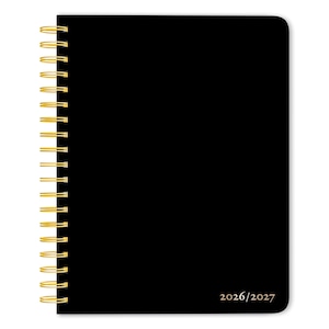 Pu&ograve; includere: Un taccuino nero a spirale con anelli in metallo color oro. La copertina &egrave; nera tinta unita con angoli arrotondati. Il testo "2026/2027" &egrave; stampato in basso a destra. Adatto per la pianificazione e l'organizzazione.