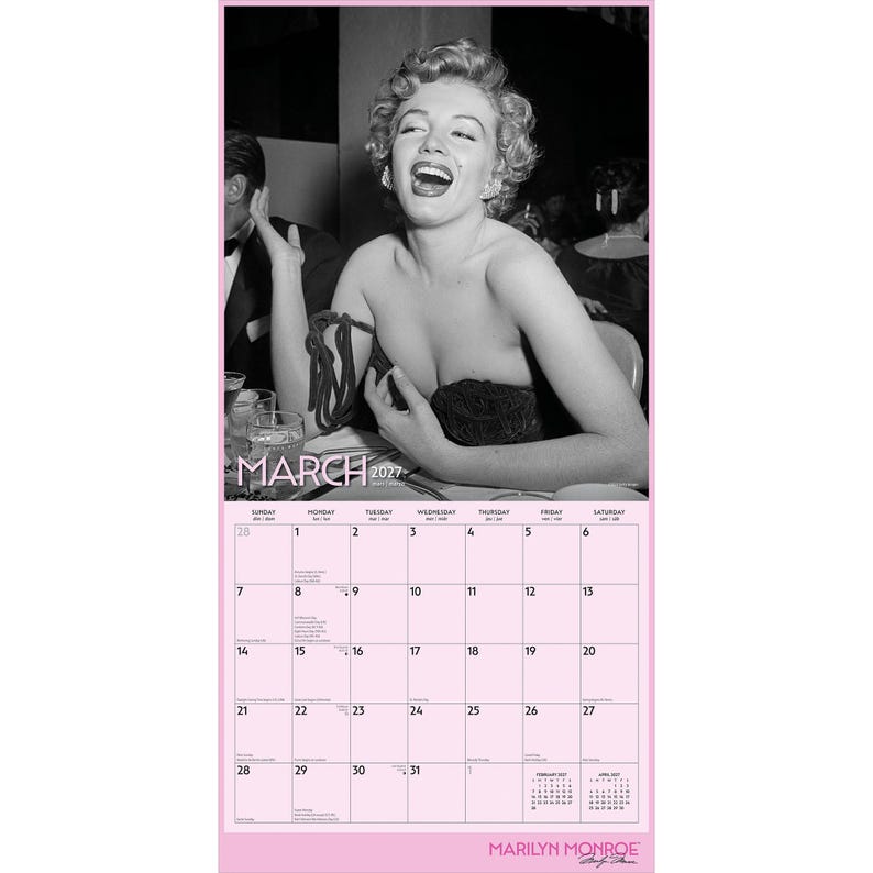 K&ouml;nnte beinhalten: Ein Wandkalender f&uuml;r M&auml;rz 2027 mit einem schwarz-wei&szlig;en Foto von Marilyn Monroe, die lacht. Das Kalenderraster ist auf einem hellrosa Hintergrund gedruckt, mit dem Text MARCH 2027 oben und MARILYN MONROE unten.