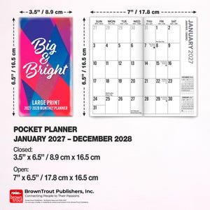 Puede incluir: Una agenda de bolsillo mensual Big & Bright 2027-2028 con una cubierta geom&eacute;trica colorida. La agenda cerrada mide 8,9 cm por 16,5 cm, y la abierta mide 17,8 cm por 16,5 cm, mostrando una cuadr&iacute;cula de calendario de enero de 2027.