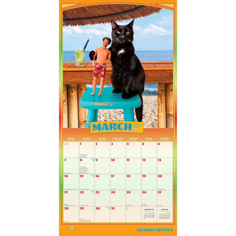 Pode incluir: Um calend&aacute;rio de parede de mar&ccedil;o de 2027 com um gato preto sentado num pequeno banco azul ao lado de um boneco masculino com cal&ccedil;&otilde;es de banho vermelhos estampados. O fundo mostra uma praia com uma estrutura de madeira e uma bebida.