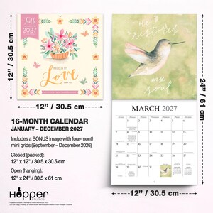 K&ouml;nnte beinhalten: Ein 16-Monats-Wandkalender f&uuml;r 2027 mit den Ma&szlig;en 30,5 cm mal 30,5 cm geschlossen und 30,5 cm mal 61 cm offen. Das Deckblatt zeigt eine Blumenillustration mit dem Text "Abide in My Love" und das Innere zeigt einen Kolibri und das Kalendarium f&uuml;r M&auml;rz 2027.