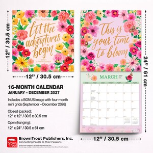Pu&ograve; includere: Un calendario di 16 mesi per il 2027 con disegni floreali e citazioni ispiratrici. Chiuso, il calendario misura 30,5 x 30,5 cm, e aperto 30,5 x 61 cm. Include un'immagine bonus con mini griglie. Con il testo "Let the adventures begin".