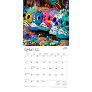 Puede incluir: Un calendario de pared para marzo de 2027 con una fotograf&iacute;a superior de m&uacute;ltiples calaveras de cer&aacute;mica pintadas a mano en colores brillantes como amarillo, azul, rosa y verde. La cuadr&iacute;cula del calendario muestra los d&iacute;as claramente.