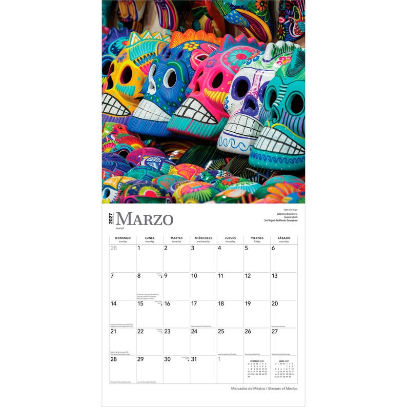 Puede incluir: Un calendario de pared para marzo de 2027 con una fotograf&iacute;a superior de m&uacute;ltiples calaveras de cer&aacute;mica pintadas a mano en colores brillantes como amarillo, azul, rosa y verde. La cuadr&iacute;cula del calendario muestra los d&iacute;as claramente.