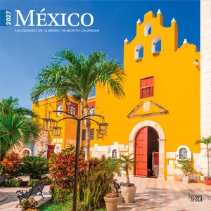 K&ouml;nnte beinhalten: Ein 16-Monats-Kalender f&uuml;r 2027 mit dem Titel M&Eacute;XICO, der ein leuchtend gelbes Geb&auml;ude im Kolonialstil mit einer roten Bogent&uuml;r, eine Palme und eine schwarze Metalllaterne vor einem klaren blauen Himmel zeigt, mit dem Text 2027 M&Eacute;XICO.