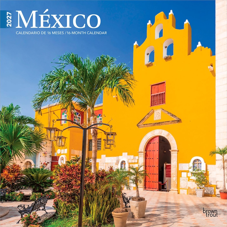 K&ouml;nnte beinhalten: Ein 16-Monats-Kalender f&uuml;r 2027 mit dem Titel M&Eacute;XICO, der ein leuchtend gelbes Geb&auml;ude im Kolonialstil mit einer roten Bogent&uuml;r, eine Palme und eine schwarze Metalllaterne vor einem klaren blauen Himmel zeigt, mit dem Text 2027 M&Eacute;XICO.