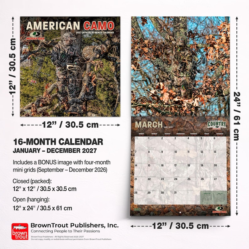 以下が含まれることがあります： BrownTrout Publishersの2027年版American Camo 16ヶ月壁掛けカレンダー。閉じた状態で30.5cm x 30.5cm、開いた状態で30.5cm x 61cm。迷彩柄の画像、3月のカレンダーグリッド、4ヶ月分のボーナスミニグリッドが含まれています。