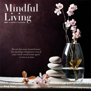 Pode incluir: Um calend&aacute;rio de 16 meses para 2027 intitulado Mindful Living com um vaso de vidro transparente com flores de cerejeira cor-de-rosa, uma pilha de quatro pedras lisas cinzentas claras e uma cita&ccedil;&atilde;o de St. Francis de Sales num fundo escuro com o texto Brush Dance.