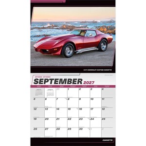 Peut inclure: Un calendrier mural pour septembre 2027 illustr&eacute; par une Chevrolet Custom Corvette rouge de 1977 gar&eacute;e pr&egrave;s d'un littoral rocheux. La grille du calendrier affiche le mois, l'ann&eacute;e et les jours de la semaine en noir et rouge sur fond blanc.