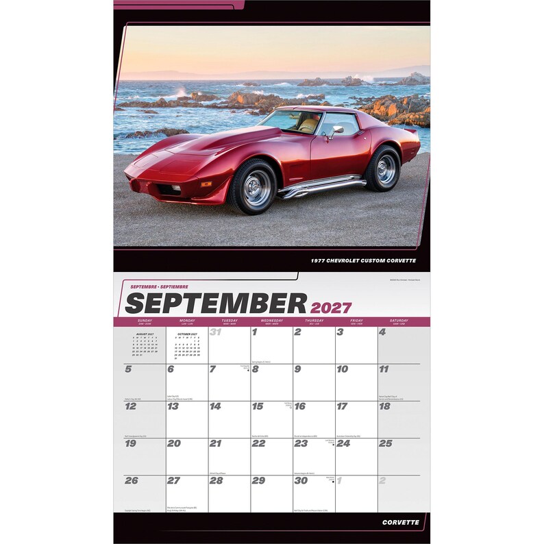 Peut inclure: Un calendrier mural pour septembre 2027 illustr&eacute; par une Chevrolet Custom Corvette rouge de 1977 gar&eacute;e pr&egrave;s d'un littoral rocheux. La grille du calendrier affiche le mois, l'ann&eacute;e et les jours de la semaine en noir et rouge sur fond blanc.