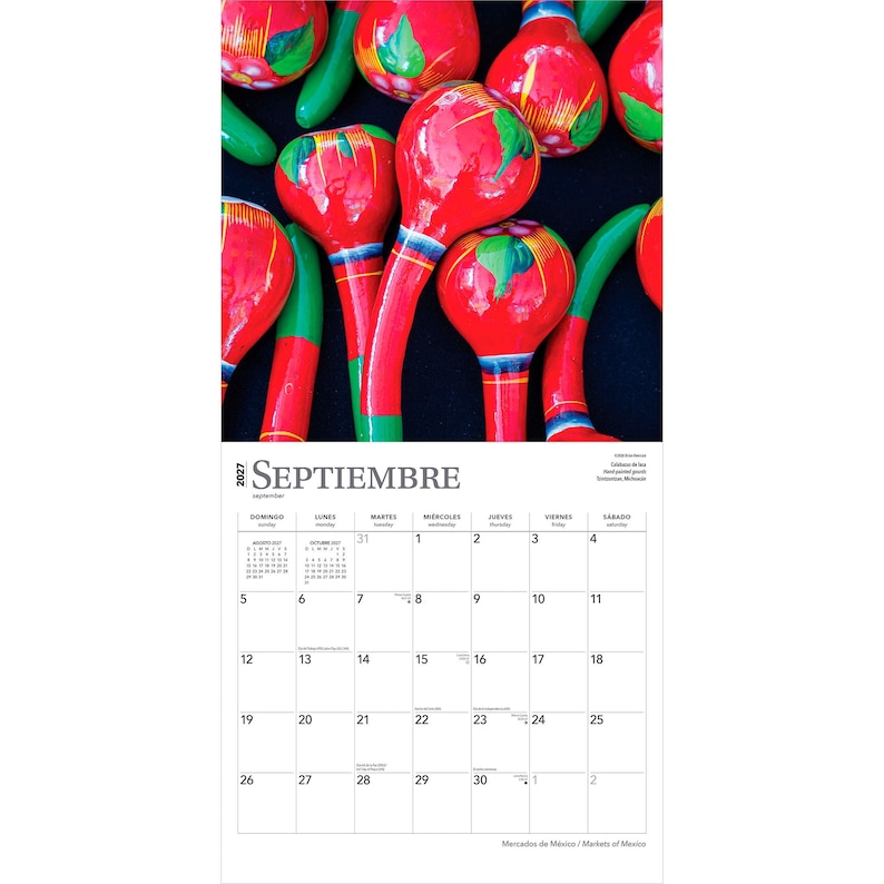 Puede incluir: Un calendario de pared para septiembre de 2027 con una imagen de calabazas pintadas a mano en rojo y verde. La cuadr&iacute;cula del calendario muestra los d&iacute;as de la semana en espa&ntilde;ol e ingl&eacute;s, con el texto Septiembre y Markets of Mexico visible.