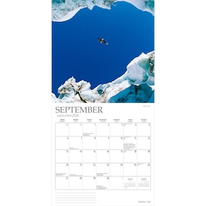 Peut inclure: Calendrier mural de septembre 2026 avec une photo d'un skieur devant un glacier et un ciel bleu. La grille du calendrier est blanche, avec le nom du mois en haut. L'image est pour le ski.