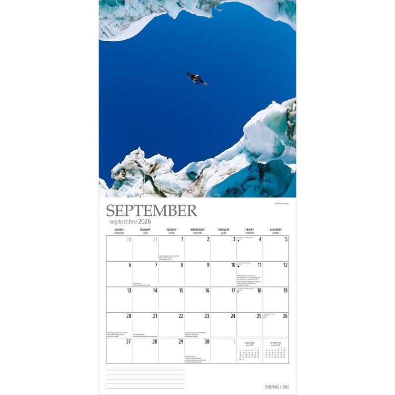 Peut inclure: Calendrier mural de septembre 2026 avec une photo d'un skieur devant un glacier et un ciel bleu. La grille du calendrier est blanche, avec le nom du mois en haut. L'image est pour le ski.