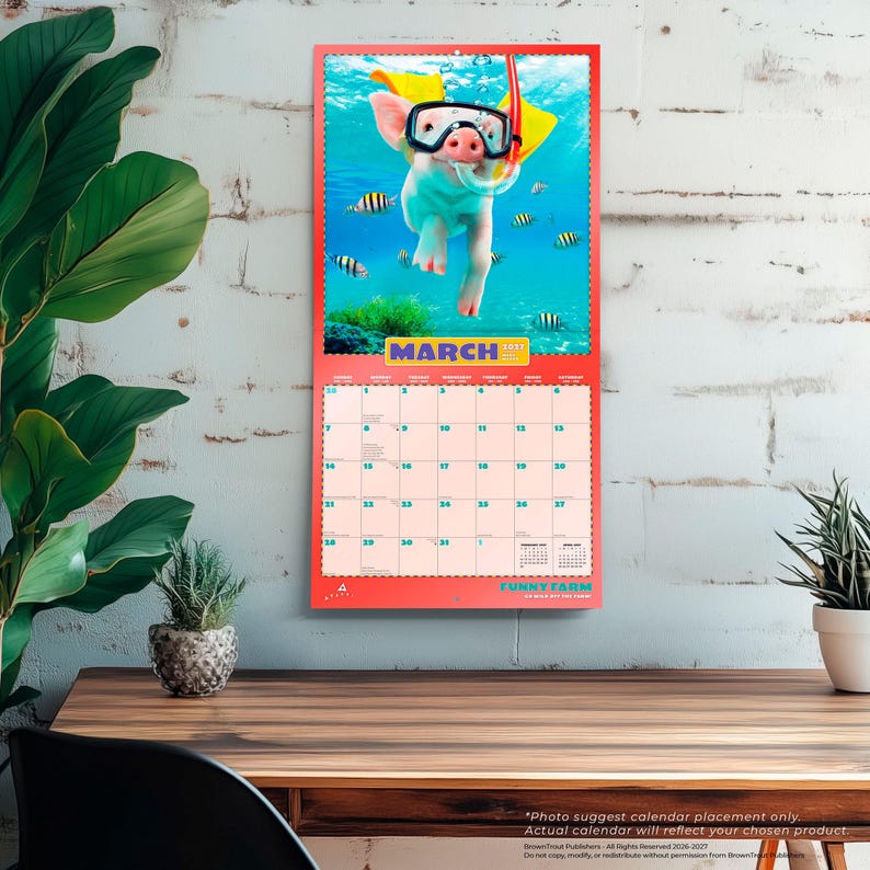 K&ouml;nnte beinhalten: Ein roter Wandkalender mit dem Monat M&auml;rz, der ein Schwein mit Schnorchel und Taucherbrille zeigt, das unter Wasser mit Fischen schwimmt. Der Text "FUNNY FARM" befindet sich unten.
