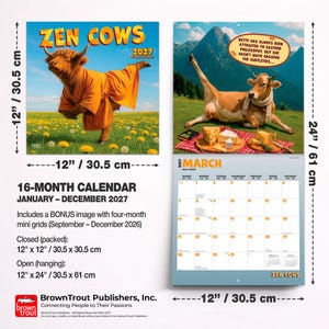 Pode incluir: Um calend&aacute;rio de parede Zen Cows de 16 meses para 2027, medindo 30,5 cm por 30,5 cm fechado e 30,5 cm por 61 cm aberto. A capa mostra uma vaca highland com t&uacute;nica laranja num campo, e o interior uma vaca numa paisagem montanhosa.