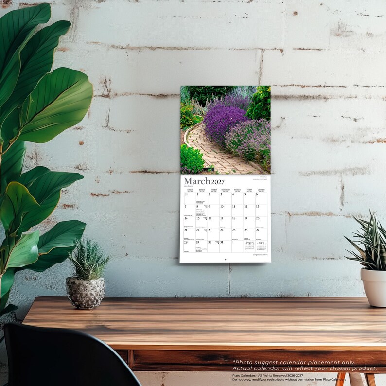 Pu&ograve; includere: Un calendario da parete per marzo 2027 con una fotografia di un sentiero da giardino in mattoni fiancheggiato da cespugli di lavanda viola. La griglia del calendario mostra i giorni del mese con testo nero su sfondo bianco e il mese successivo.