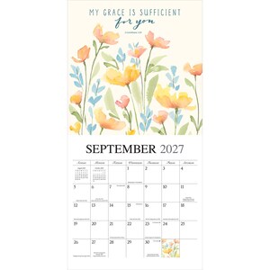 K&ouml;nnte beinhalten: Ein Wandkalender f&uuml;r September 2027 mit einer Aquarellillustration von gelben, orangen und blauen Blumen. Der Text lautet "MY GRACE IS SUFFICIENT for you" und "2 Corinthians 12:9" &uuml;ber einem Kalenderblatt mit den Tagen des Monats.