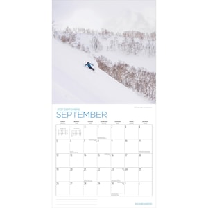 Puede incluir: Una p&aacute;gina de calendario de pared para septiembre de 2027 con una fotograf&iacute;a de una persona practicando snowboard en una ladera de monta&ntilde;a nevada con &aacute;rboles desnudos al fondo. La cuadr&iacute;cula del calendario muestra los d&iacute;as del mes.