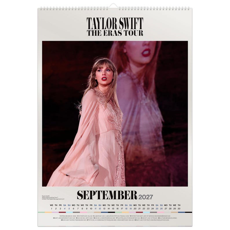 Puede incluir: Un calendario de pared para septiembre de 2027 con Taylor Swift The Eras Tour. La parte superior muestra el t&iacute;tulo de la gira en texto negro. El centro muestra una fotograf&iacute;a de Taylor Swift con un vestido rosa claro con bordados. Abajo las fechas.