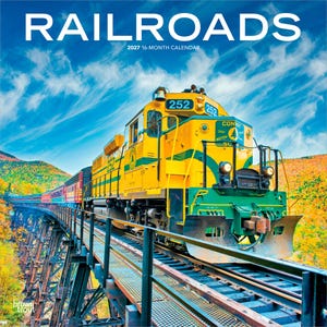 K&ouml;nnte beinhalten: Ein 16-monatiger Kalender f&uuml;r 2027 mit dem Titel RAILROADS, der eine gelb-gr&uuml;ne Conway Scenic Railroad Lokomotive mit der Nummer 252 zeigt, die &uuml;ber eine Trestle-Br&uuml;cke vor blauem, bew&ouml;lktem Himmel mit herbstlichem Laub f&auml;hrt.