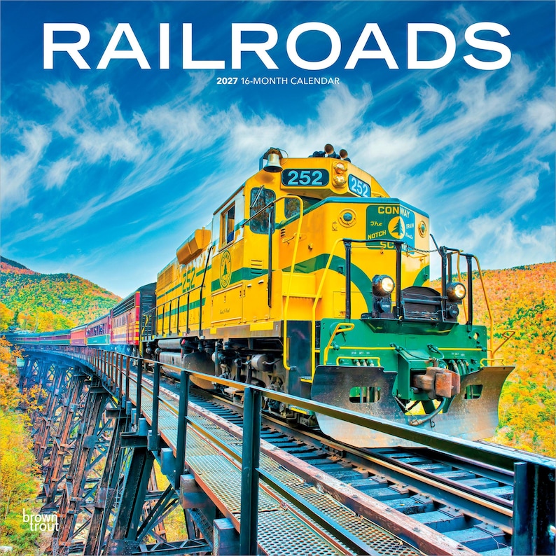 K&ouml;nnte beinhalten: Ein 16-monatiger Kalender f&uuml;r 2027 mit dem Titel RAILROADS, der eine gelb-gr&uuml;ne Conway Scenic Railroad Lokomotive mit der Nummer 252 zeigt, die &uuml;ber eine Trestle-Br&uuml;cke vor blauem, bew&ouml;lktem Himmel mit herbstlichem Laub f&auml;hrt.