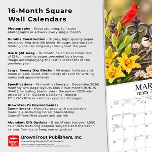 Puede incluir: Un calendario de pared cuadrado de 16 meses con una ilustraci&oacute;n de un cardenal rojo en una valla con lirios amarillos y margaritas. El calendario mide 30,5 cm x 30,5 cm (cerrado) y 30,5 cm x 61 cm (abierto).