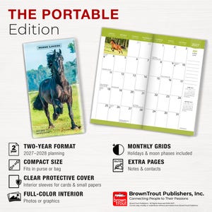 Pode incluir: Uma agenda mensal de dois anos 2027-2028 intitulada The Portable Edition. A capa apresenta um cavalo preto correndo em um campo com o texto Horse Lovers. A agenda aberta exibe uma grade de calend&aacute;rio de julho de 2027 com borda verde.