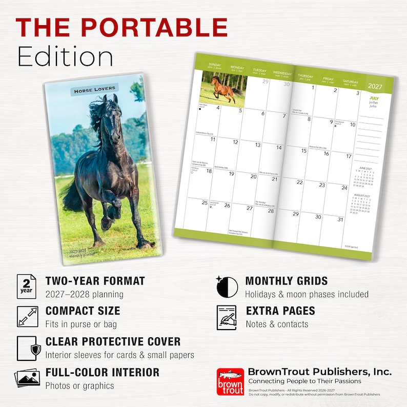 Pode incluir: Uma agenda mensal de dois anos 2027-2028 intitulada The Portable Edition. A capa apresenta um cavalo preto correndo em um campo com o texto Horse Lovers. A agenda aberta exibe uma grade de calend&aacute;rio de julho de 2027 com borda verde.