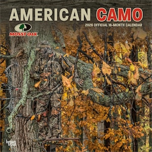 K&ouml;nnte beinhalten: Ein offizieller 16-Monats-Kalender 2026 mit dem Titel "American Camo", der eine Person in Tarnkleidung in einer Waldszene zeigt. Der Kalender enth&auml;lt das Mossy Oak-Logo und wird von Brown Trout herausgegeben. Der Hintergrund ist mit Herbstlaub gef&uuml;llt.