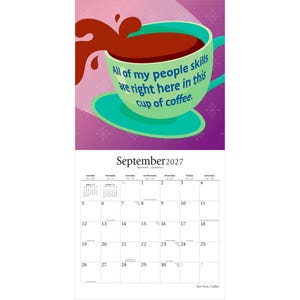K&ouml;nnte beinhalten: Ein Wandkalender f&uuml;r September 2027 mit einer grafischen Illustration einer hellgr&uuml;nen Kaffeetasse auf einer Untertasse, aus der dunkelbrauner Kaffee herausschwappt. Die Tasse zeigt den Text: All of my people skills are right here in this cup of coffee.