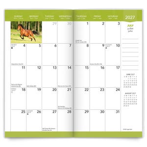Pode incluir: Um calend&aacute;rio mensal de duas p&aacute;ginas para julho de 2027 com um cabe&ccedil;alho verde-lim&atilde;o. A p&aacute;gina esquerda apresenta uma fotografia de um cavalo castanho a correr num campo. A grelha inclui datas, fases lunares e feriados, com pequenos calend&aacute;rios de refer&ecirc;ncia para junho e agosto.