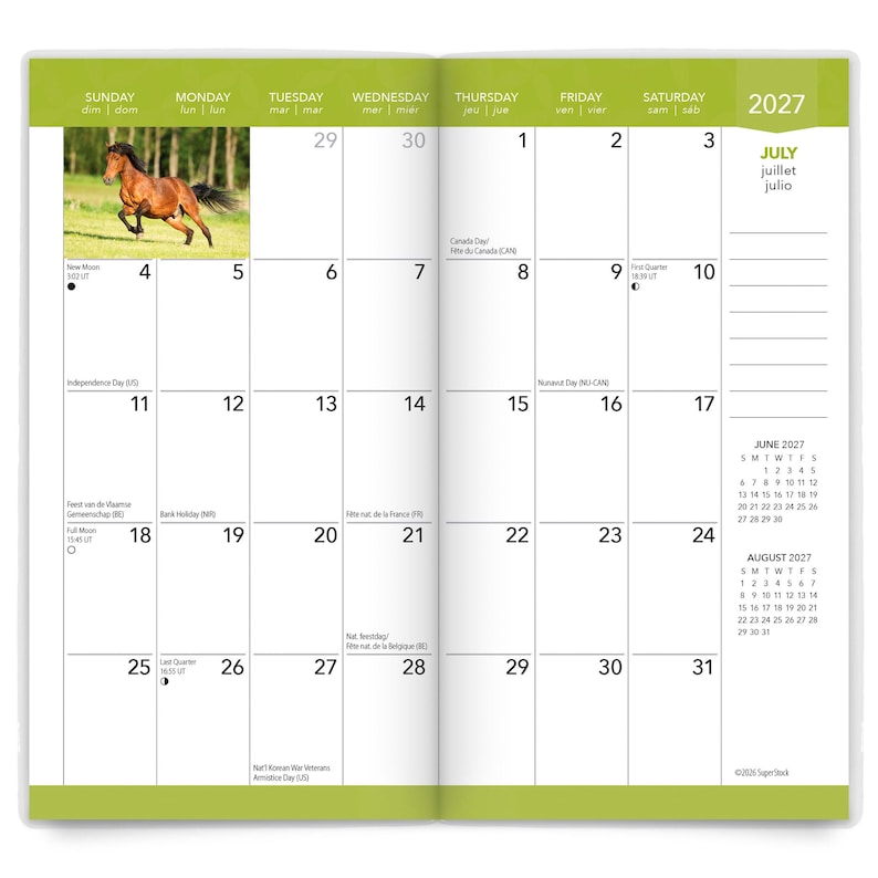 Pode incluir: Um calend&aacute;rio mensal de duas p&aacute;ginas para julho de 2027 com um cabe&ccedil;alho verde-lim&atilde;o. A p&aacute;gina esquerda apresenta uma fotografia de um cavalo castanho a correr num campo. A grelha inclui datas, fases lunares e feriados, com pequenos calend&aacute;rios de refer&ecirc;ncia para junho e agosto.