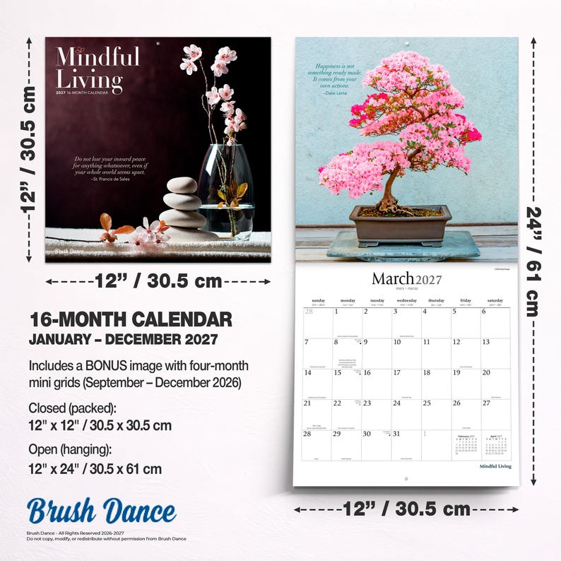 Pode incluir: Um calend&aacute;rio de parede de 16 meses para 2027 intitulado Mindful Living, medindo 30,5 cm por 30,5 cm fechado e 30,5 cm por 61 cm aberto. Apresenta uma capa com pedras empilhadas e flores, e uma p&aacute;gina interna com um bonsai cor-de-rosa.
